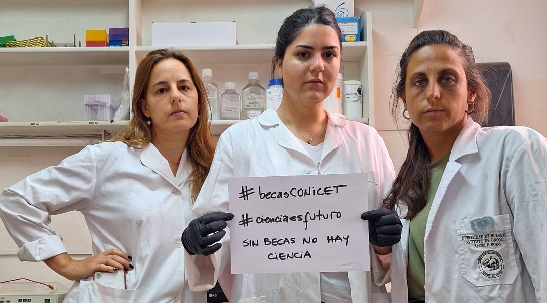 Uno de los principales reclamos de la comunidad científica es que se otorguen las 1300 becas doctorales de la última convocatoria que deben comenzar el 1 de abril. Sin embargo, por ahora solo están garantizadas 600 para comenzar el 1 de agosto y aún no fue publicado el orden de mérito de los postulantes.