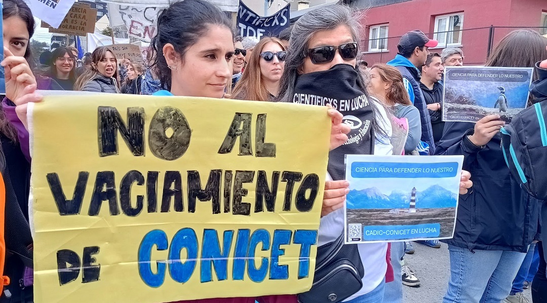 Los reclamos de la comunidad científica llegaron hasta el fin del mundo: en Ushuaia investigadores del CADIC y la Universidad Nacional de Tierra del Fuego marcharon en rechazo al vaciamiento del CONICET.