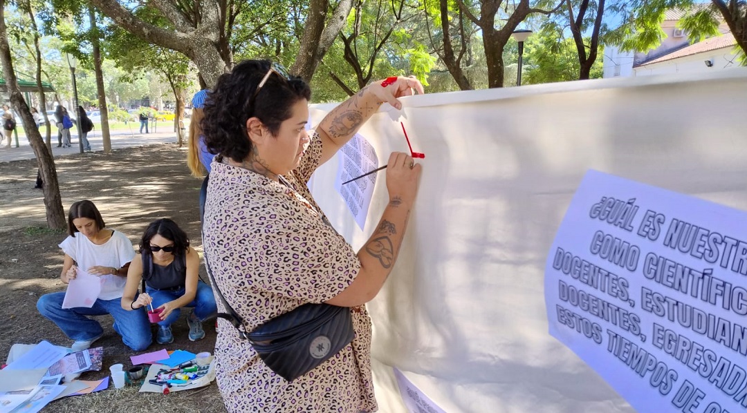 "A largo plazo, esto puede tener efectos muy negativos sobre dónde van a ir las nuevas generaciones que hagan ciencia”, advirtió Ricardo Pautassi, investigador del CONICET en el INIMEC, de Córdoba. En la foto, científicas preparándose para la movilización del 14 de febrero.