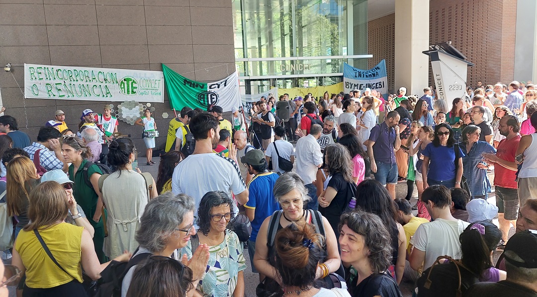 Los despidos de esta semana se suman a otras medidas de ajuste que viene tomando el gobierno de Javier Milei, como el recorte del financiamiento para los proyectos de investigación, la falta de asignación de autoridades en organismos de CyT, la devaluación de los salarios y la reducción en el número de becas doctorales.