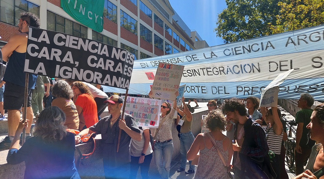 La bandera perteneciente a los institutos IBYME-INGEBI data desde las protestas que realizaban los científicos a fines de los 90.